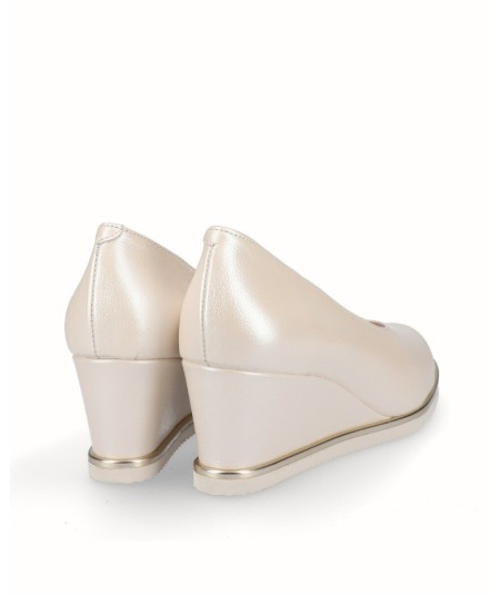 Beige pearly leather lounge wedge shoe