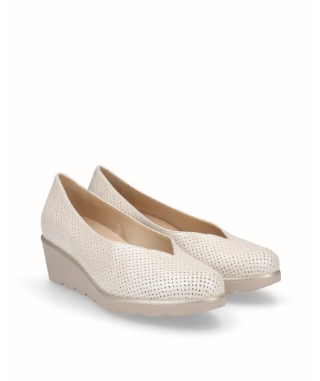 Beige pearly leather wedge shoe with removable sole