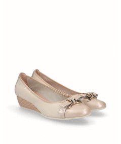 French ballerina shoe in beige leather and patent leather