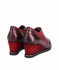 Leather wedge shoe combined with metallic burgundy snake engraved leather with elastic
