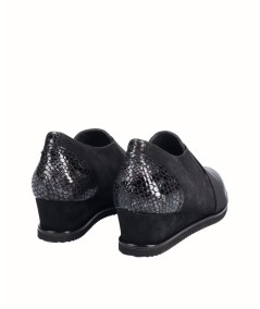 Leather wedge shoe combined suede and black snake engraved patent leather with elastic