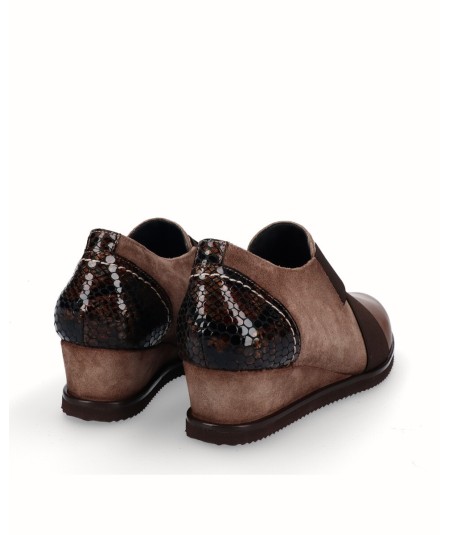 Combined suede and patent leather wedge shoe with taupe snake print with elastic