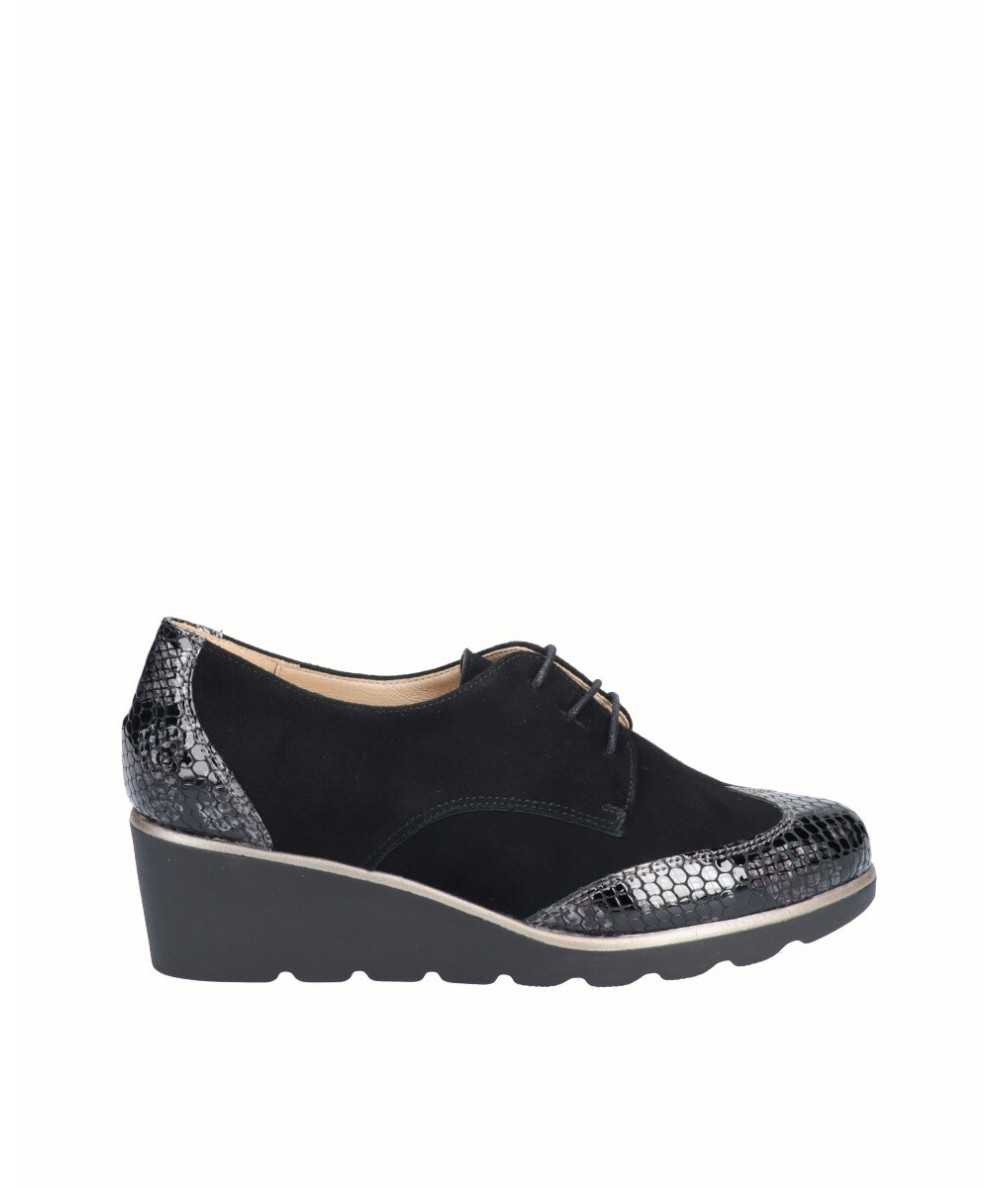 Leather wedge blucher shoe combined with black snake engraved patent leather