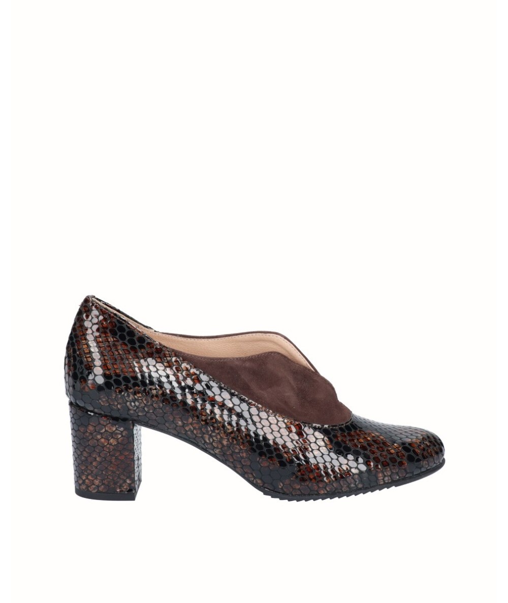 Heeled patent leather pumps with snake print combined with mocha suede leather