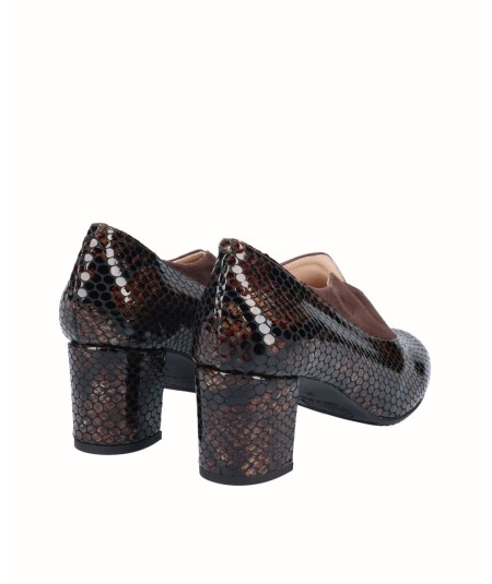 Heeled patent leather pumps with snake print combined with mocha suede leather