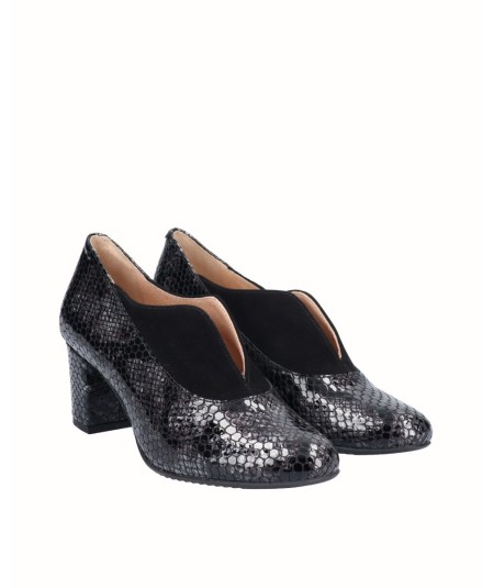 Patent leather high-heeled lounge shoe with snake print combined with black suede leather