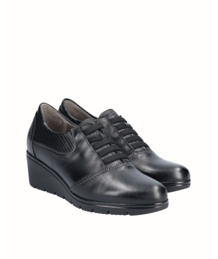 Black leather sports shoe