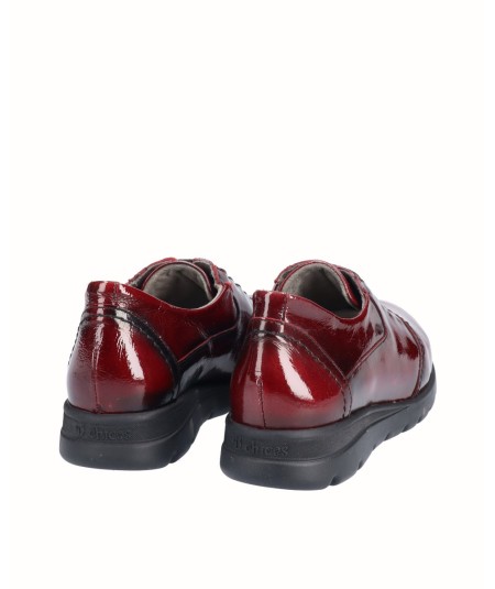 Burgundy patent leather sports shoe with elastics