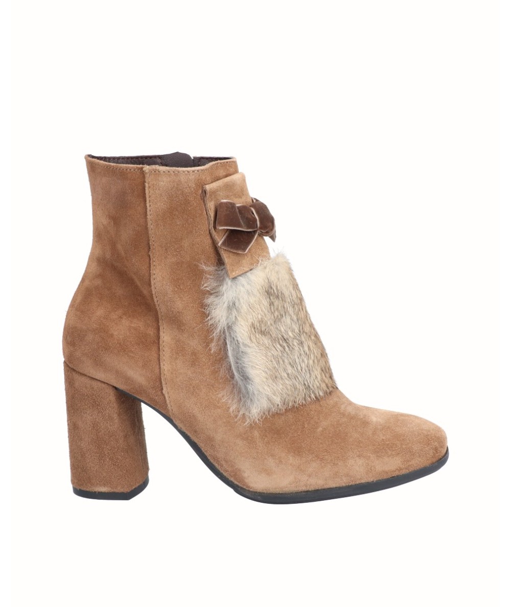 Heeled split leather ankle boot with taupe fur trim