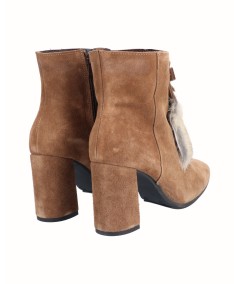 Heeled split leather ankle boot with taupe fur trim