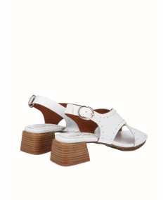 Sandalia tacón piel blanco con tachas
