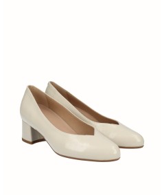 Cream patent leather high-heeled shoe