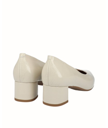 Cream patent leather high-heeled shoe