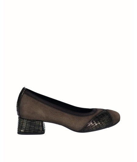 Rock & roll high-heeled...