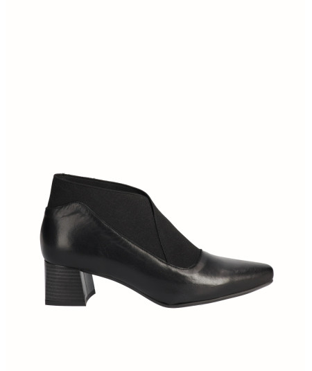 Black smooth leather heeled...